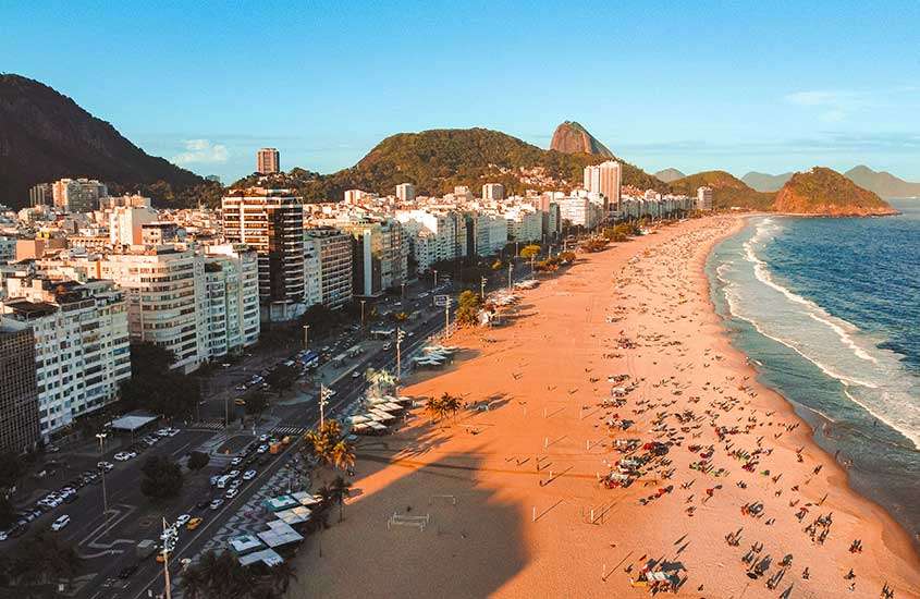 Durante dia ensolarado, prédios às margens de praia durante Réveillon Copacabana
