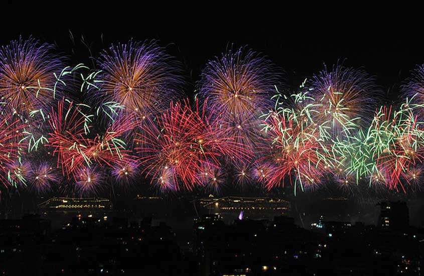 durante a noite, show de fogos de artifício iluminando o céu durante ano novo em copacabana
