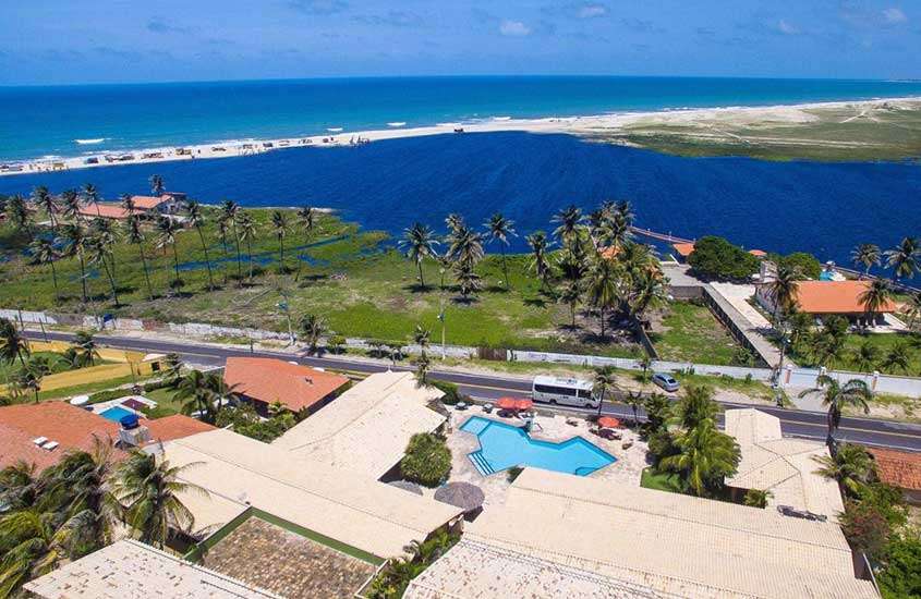 durante o dia, vista aérea de piscina ao ar livre em hotel com vista para o mar