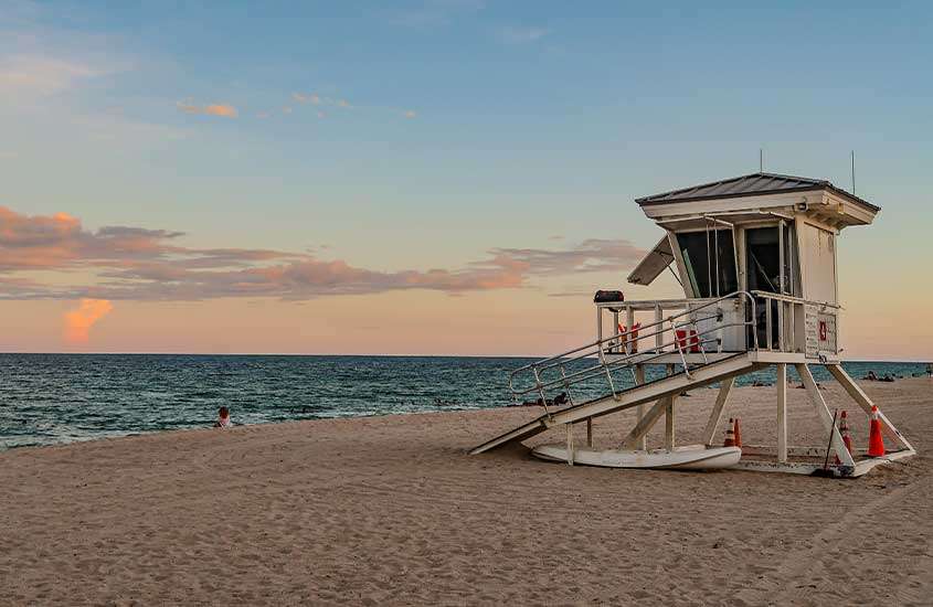 Cabine branca de salva-vidas em uma ensolarada praia de Fort Lauderdale, uma das melhores cidades da flórida para conhecer.