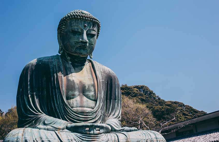 Durante o dia, Buda Gigante, uma estátua de 11 metros, iluminada pela luz do sol em Kamakura, uma das cidades perto de tokyo.