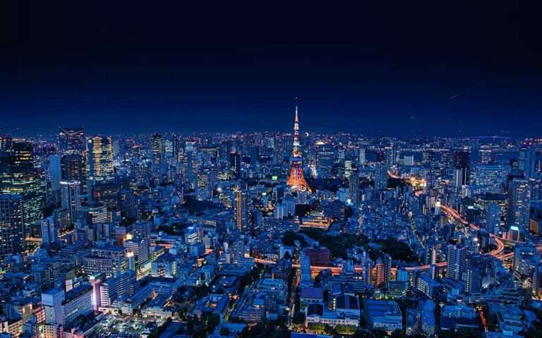Vista aérea noturna de prédios iluminados em Tokyo