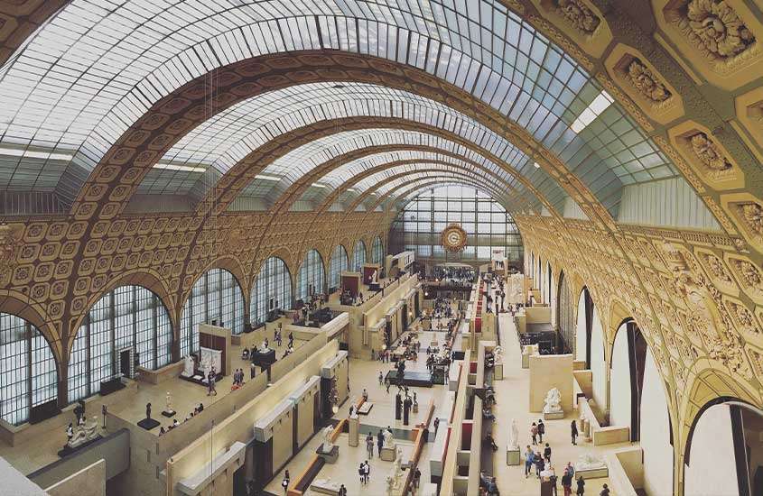 vista aérea de pessoas caminhando em Museu d’Orsay
