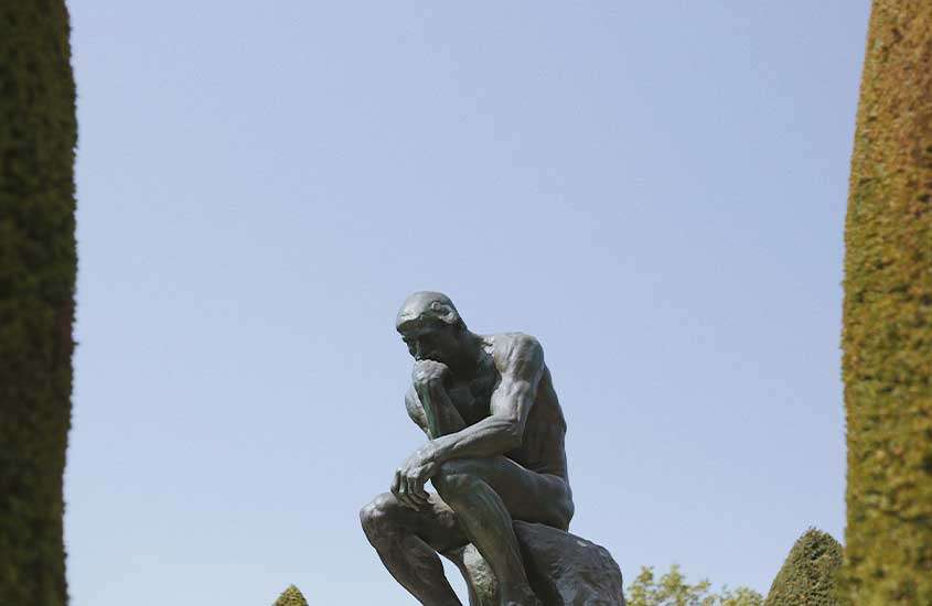 durante o dia, estátua do “O Pensador” em jardim de Museu Rodin