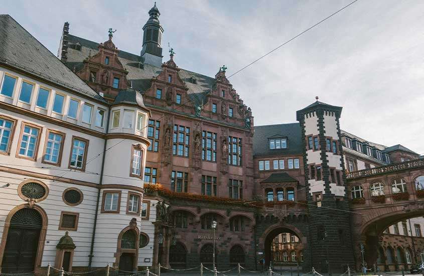 durante o dia, diversas casas brancas, marrons e vermelhas em estilo medieval em bairro de Bornheim