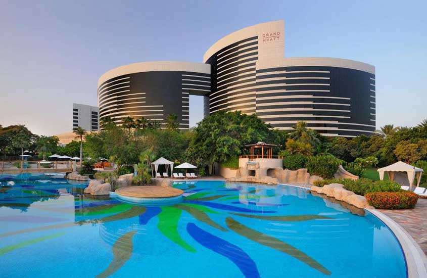Durante o dia, piscina redonda em área de lazer ao ar livre em um hotel em dubai