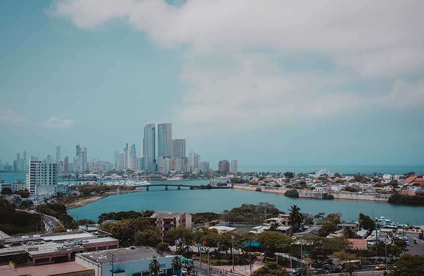 Durante o dia, vista aérea de prédios e arranha-céus às margens do mar em Bocagrande, um lugar onde se hospedar em Cartagena.