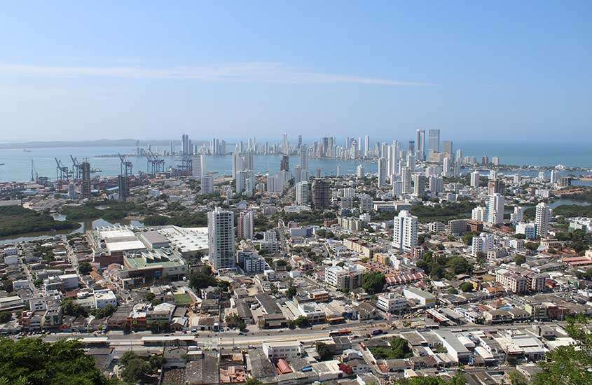 Durante o dia, vista aérea de diversos prédios e, ao fundo, mar em Marbella, um lugar onde se hospedar em Cartagena.