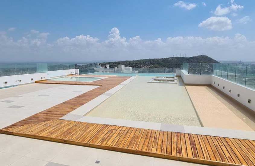 Durante o dia, piscina ao ar livre em cobertura de hotel em Cartagena com vista para o mar.