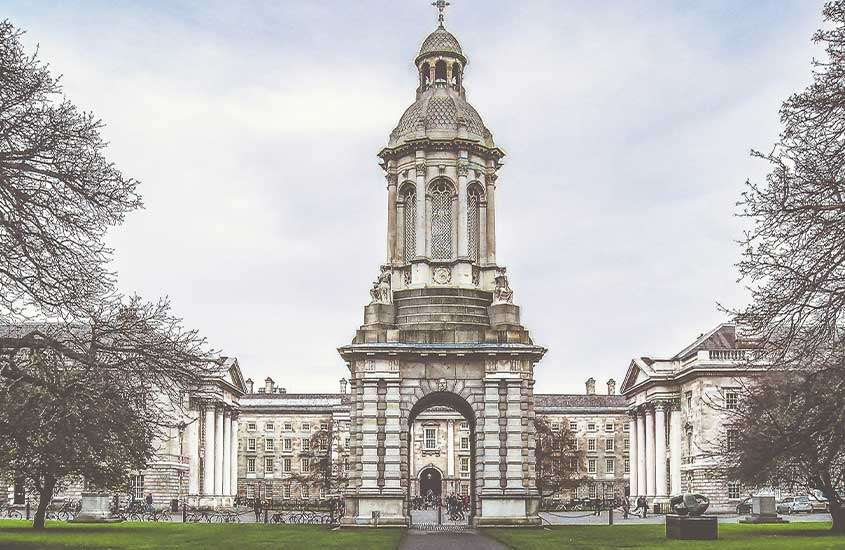 durante o dia, vista panorâmica de fachada Trinity College, uma universidade em dublin