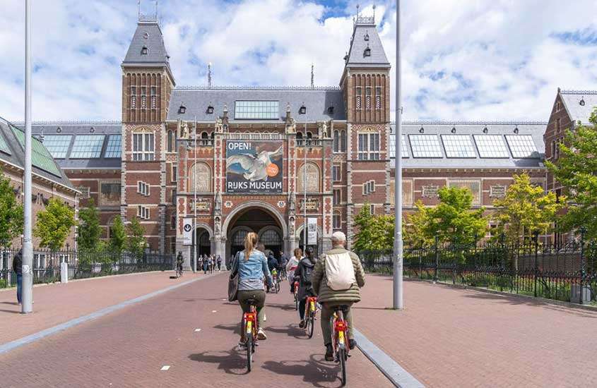 Pessoas pedalando na Museuplein durante o dia.
