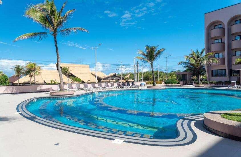 durante o dia, árvores ao redor de piscina ao ar livre em hotel