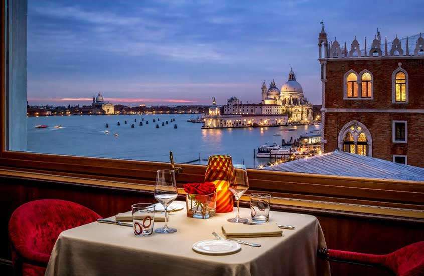 durante a noite, mesa de jantar em restaurante de hotel em veneza com vista panorâmica para os canais