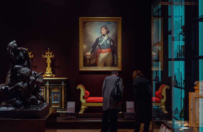 Uma das salas no interior do museu metropolitano de Nova York com pintura, divã, esculturas e móveis expostos