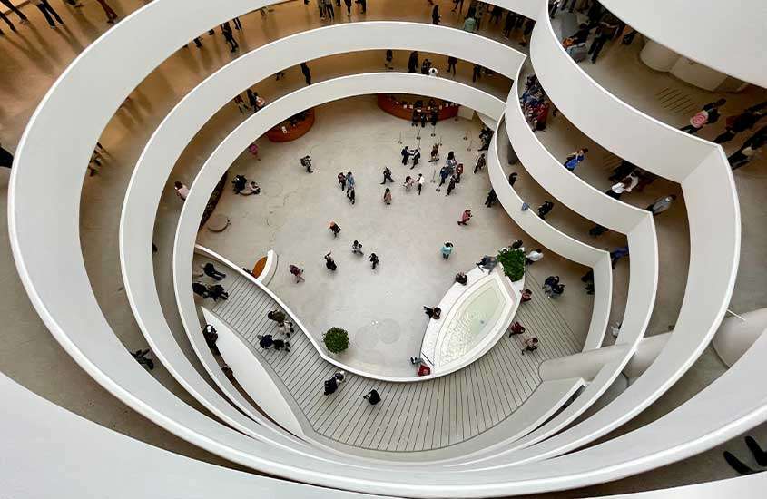 vista aérea de escadas e pessoas no interior do museu solomon, um dos melhores museus em Nova York