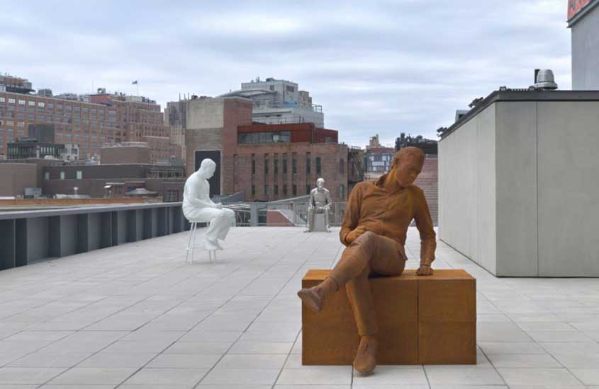 durante o dia, estátuas dispostas em terraço ao ar livre de Museu Whitney com vista da cidade