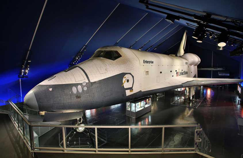 Grande avião exposto em interior do museu naval, um museu em Nova York