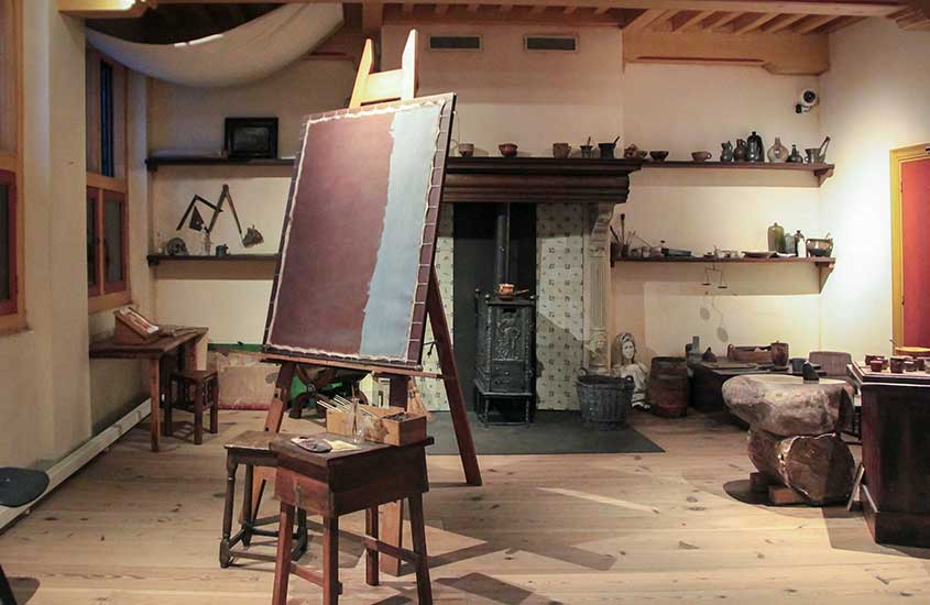 pinturas, telas de pintura e móveis em sala de Casa de Rembrandt, um dos melhores museus de amsterdam