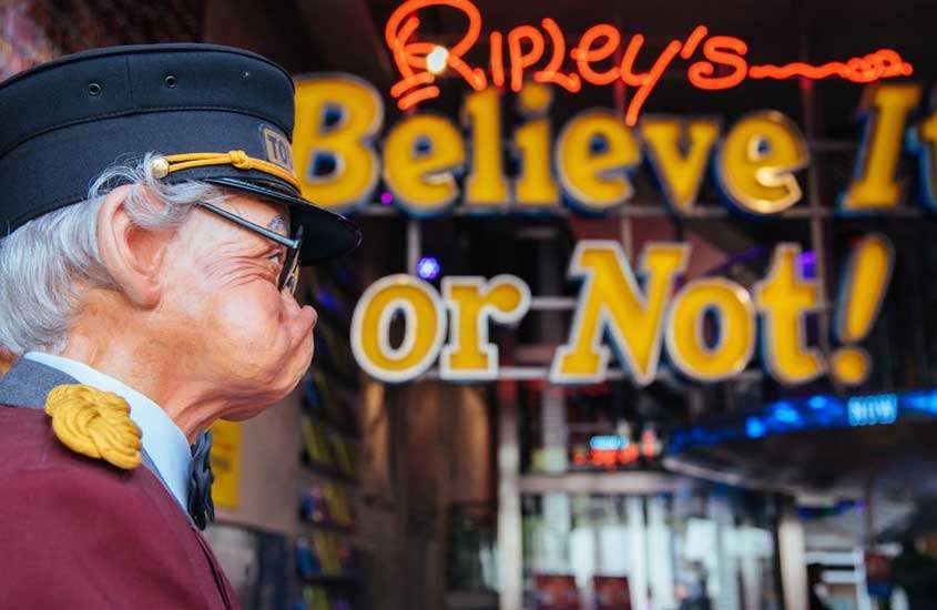 placa amarela escrito '' Ripley's Believe It or Not!'' em fachada de um dos principais museus de amsterdam