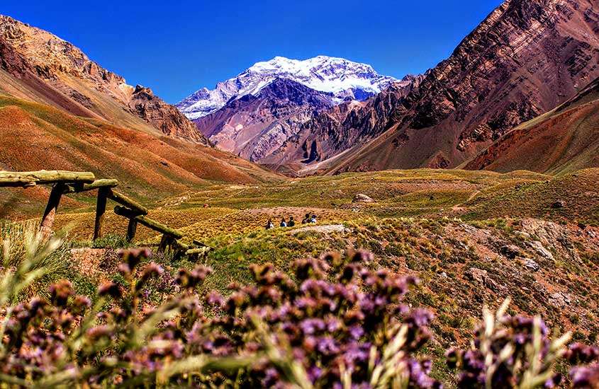 durante um dia ensolarado, diversas montanhas em Parque Nacional do Aconcágua, uma atração para quem busca o que fazer em Mendoza.