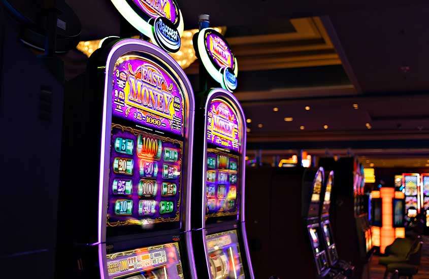 máquinas de caça-níqueis em Regency Casino, uma atração para quem busca o que fazer em mendoza a noite.
