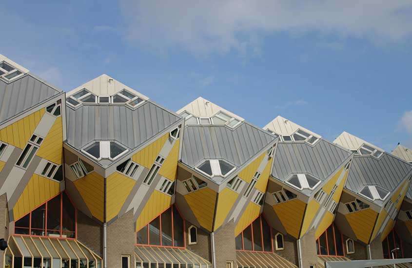 Durante dia ensolarado, casas em formato de cubo em uma das cidades da holanda para visitar