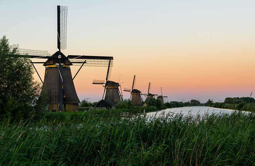 Durante um entardecer, vista panorâmica de moinhos de vento em Kinderdijk, um dos pontos turísticos da holanda