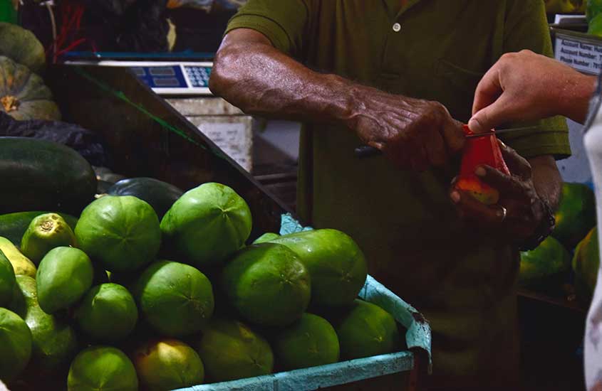 Variedade de frutas frescas dispostas para venda em uma barraca do Mercado Local de Malé, um lugar para conhecer na viagem para as maldivas.