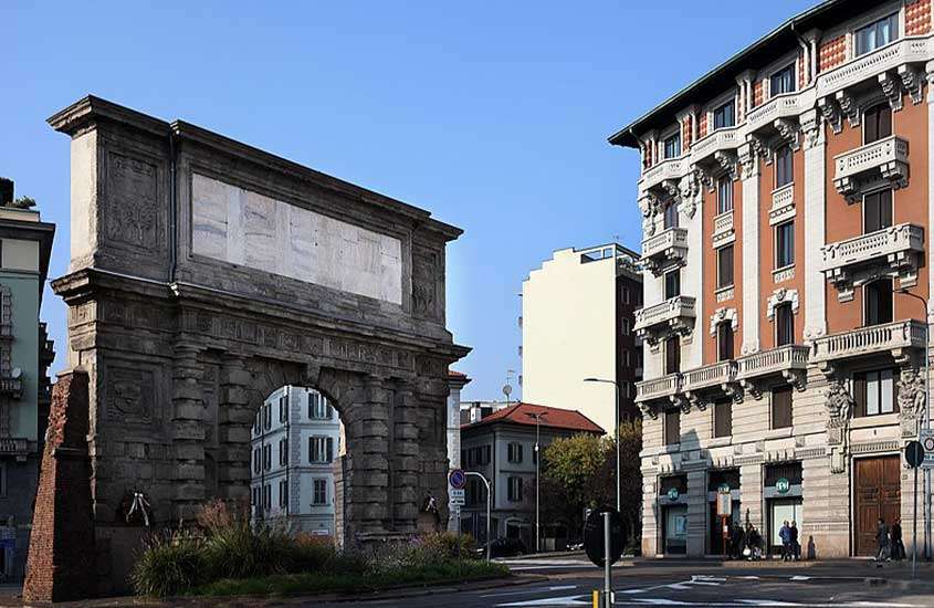 durante o dia, portão do século XVI em bairro de Milão chamado de Porta Romana.