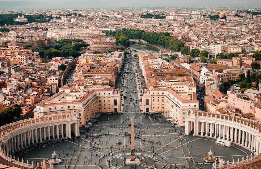 Durante um dia nublado vista aérea de pessoas caminhando no Vaticano