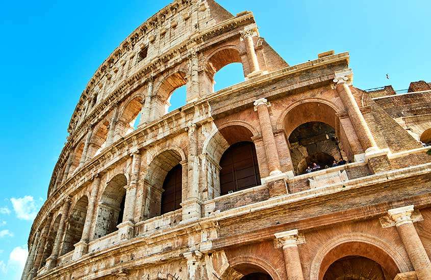 Visão de um dos lados do Coliseu, durante um dia de sol com céu azul