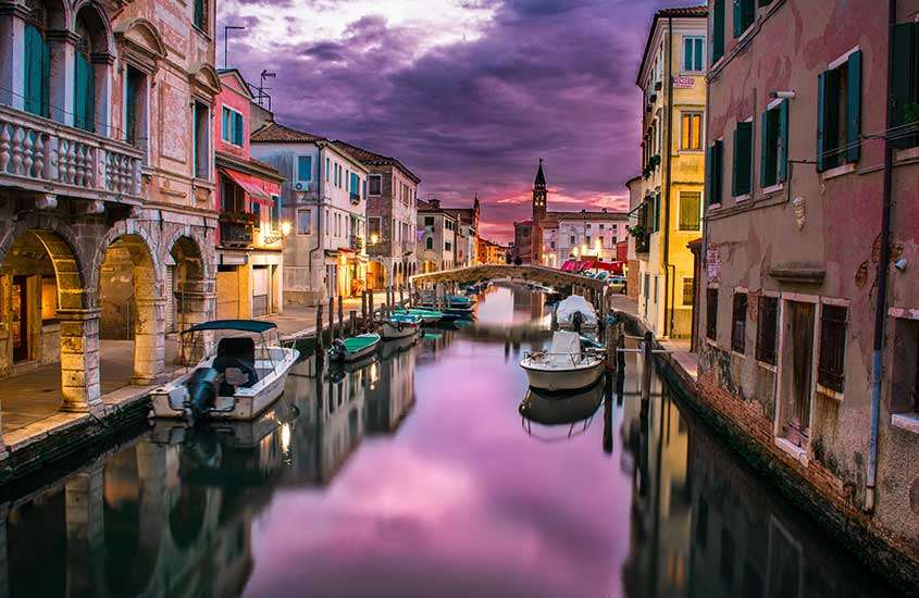 Vista panorâmica durante o entardecer de casas encantadoras às margens de um dos canais de Dorsoduro, um lugar onde ficar em Veneza.