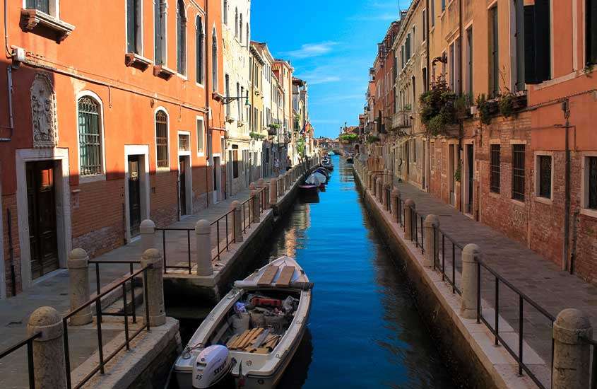 Vista panorâmica durante o dia de casas às margens de um dos canais de San Polo, um lugar onde se hospedar em Veneza.