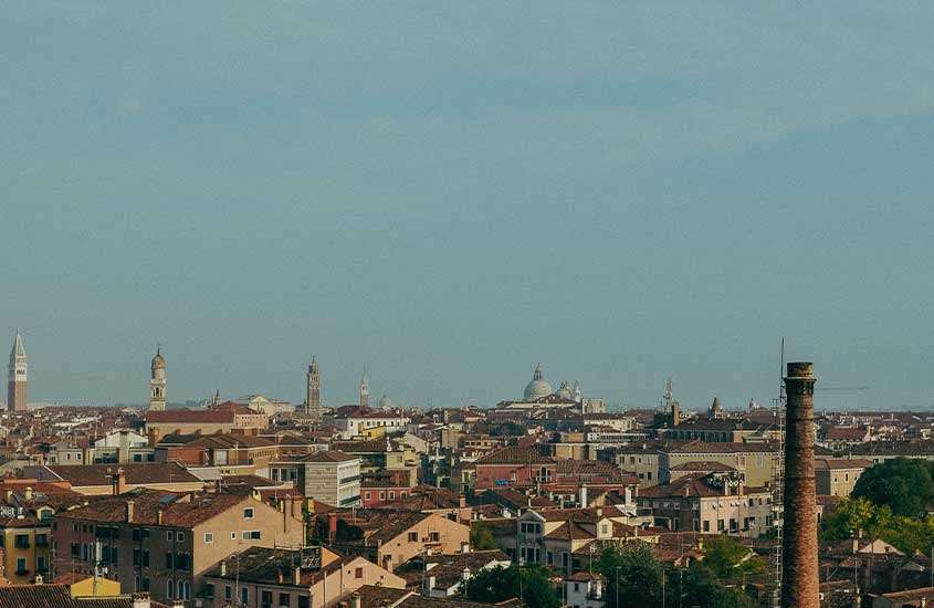 Durante o dia, vista aérea de casas e prédios em Mestre