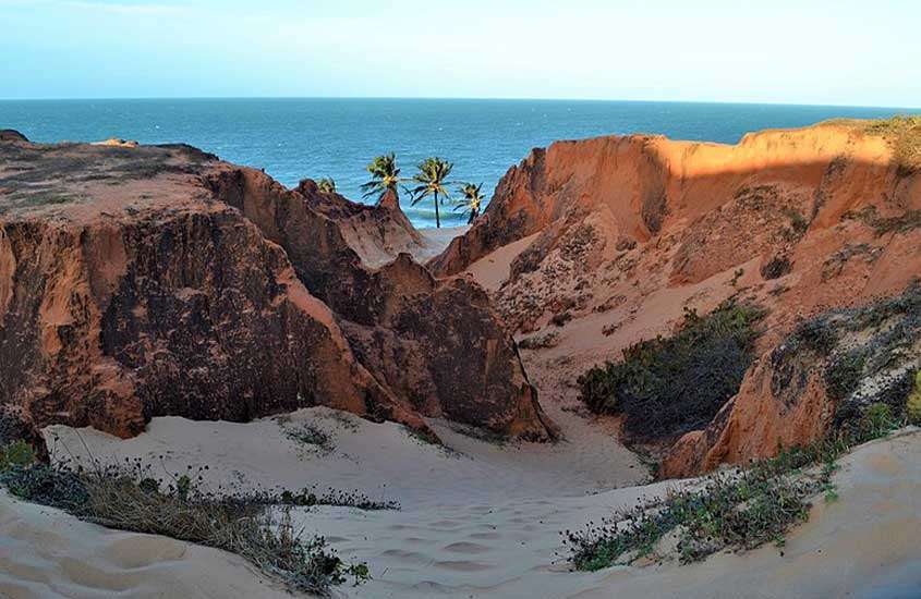 Vista panorâmica de falésias em frente ao mar de Morro Branco, uma das melhores praias do nordeste.