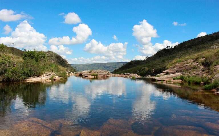 Durante o dia, lago rodeado por montanhas em Serra da canastra