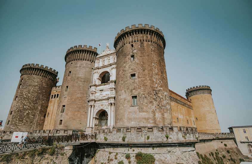 vista panorâmica de castelo em estilo medieval em Nápoles, no final de tarde