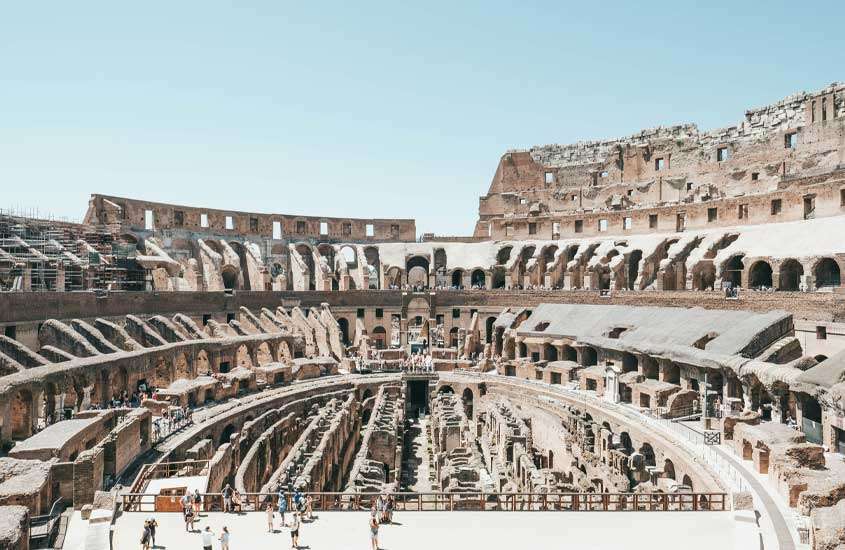 durante o dia, vista aérea de coliseu, que, segundo , curiosidades sobre a Itália, é o maior anfiteatro do mundo