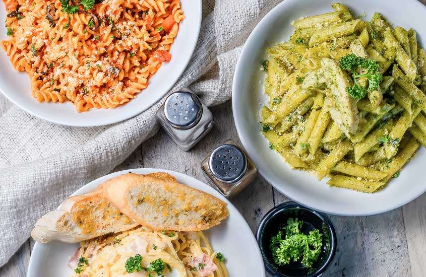 vista de cima de pratos de massa, que, segundo curiosidades da Itália, cada italiano consume 25 kg por ano