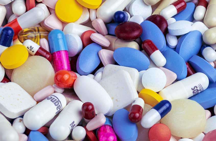 Vários comprimidos de remédio de cores e formatos diferentes