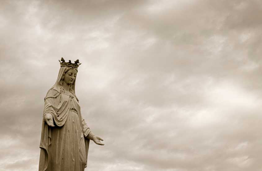 Em dia nublado estátua da Santa de Fátima