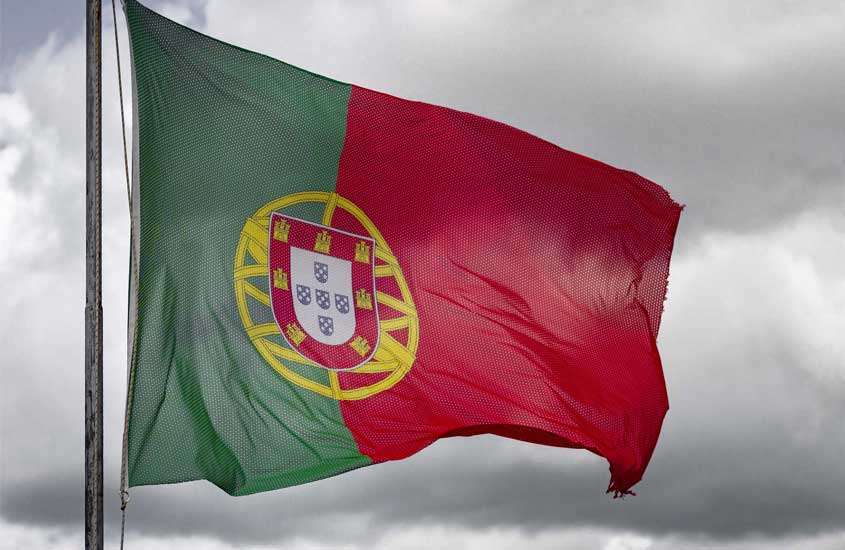 Durante dia nublado bandeira de Portugal hasteada