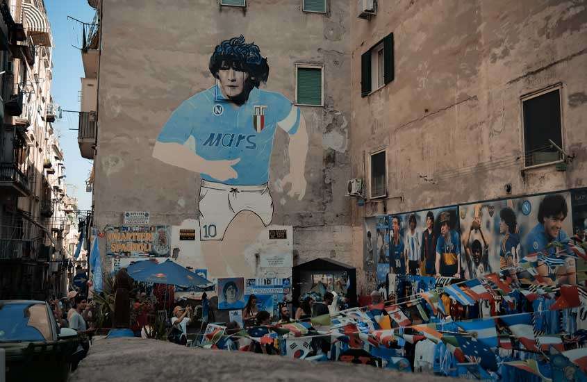 Durante o dia, paisagem de paredes com homenagens para Maradona em Quartieri Spagnoli, um lugar onde ficar em Nápoles