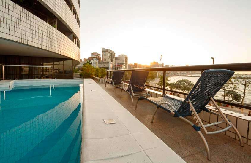 Durante o por do sol, espreguiçadeiras e piscina ao ar livre em hotel de frente para o mar em Fortaleza