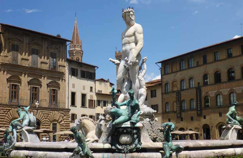Esculturas de mármore e cobre em praça perto de Duomo, um lugar onde ficar em Florença