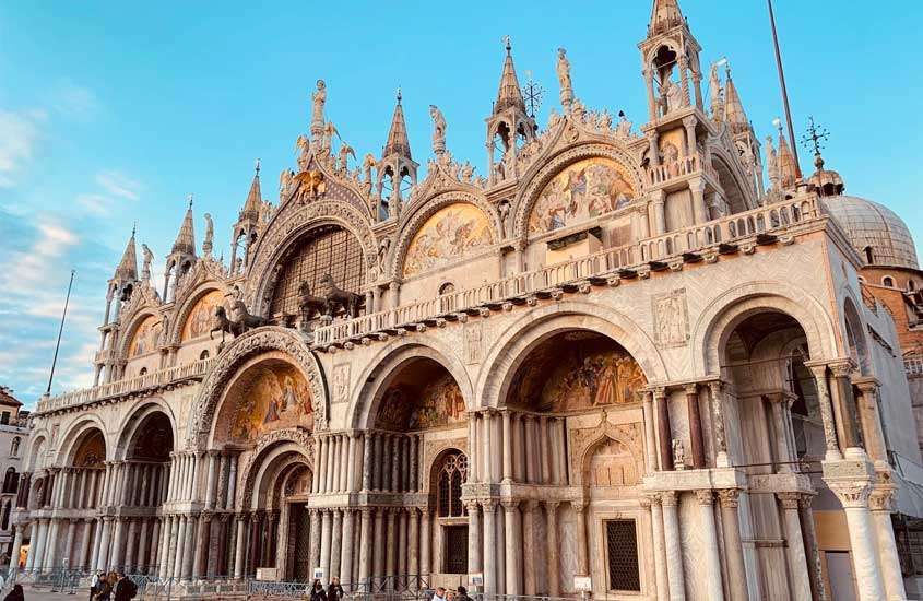 Visão de frente da Basílica de San Marco a tarde