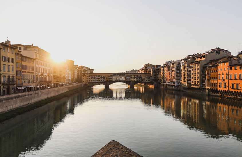 Prédios às margens de rio em Ponte Vecchio, um lugar onde ficar em Florença