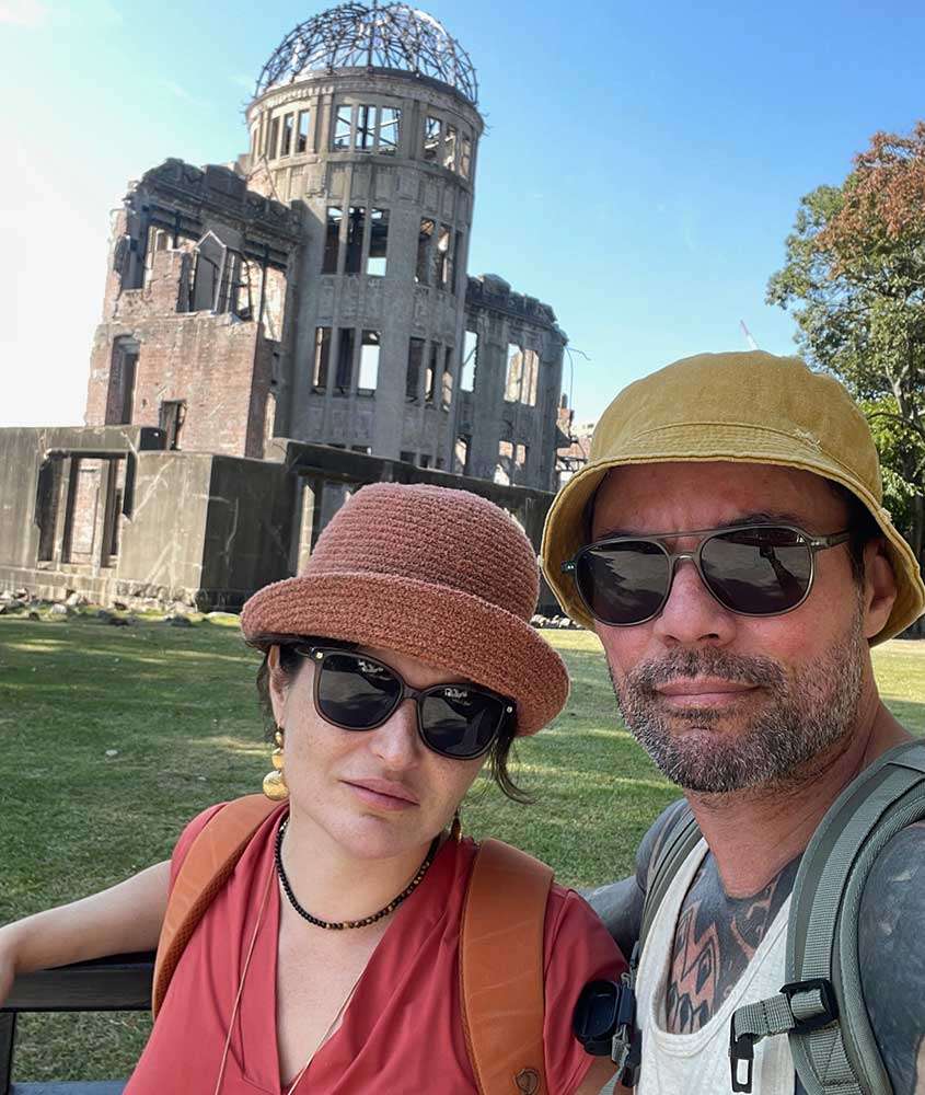 Durante o dia Bárbara Rocha Alcantelado e Vagner Alcantelado, criadores do blog melhores momentos da vida, no Memorial de Hiroshima