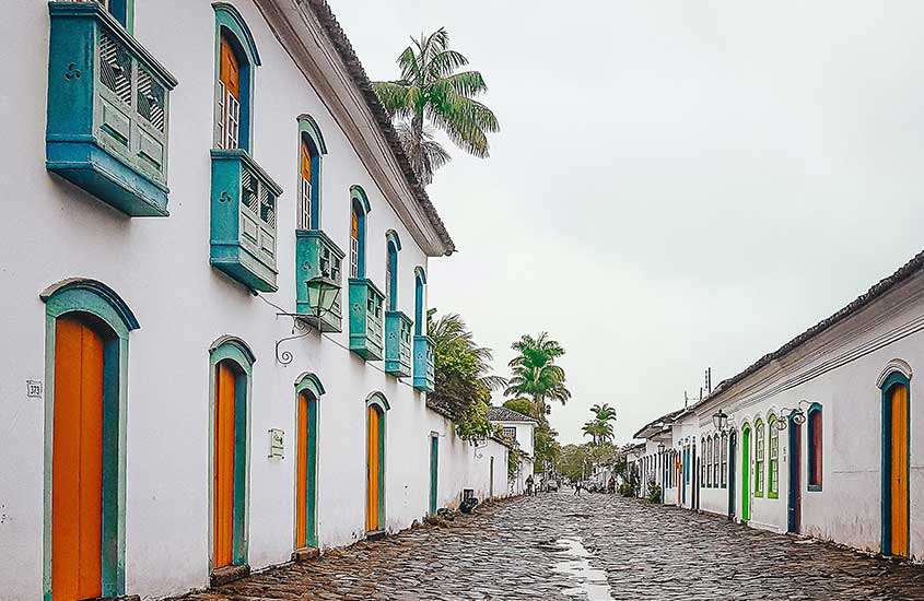 Durante o dia, rua de pedras com casas no estilo colonial em centro histórico de Paraty, uma das cidades brasileiras mais bonitas.