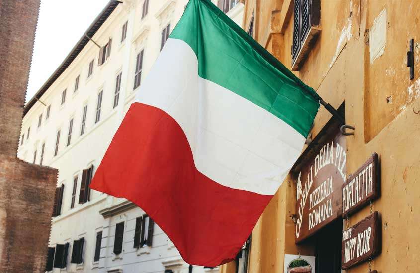 bandeira da Italia, hasteada em prédio amarelo